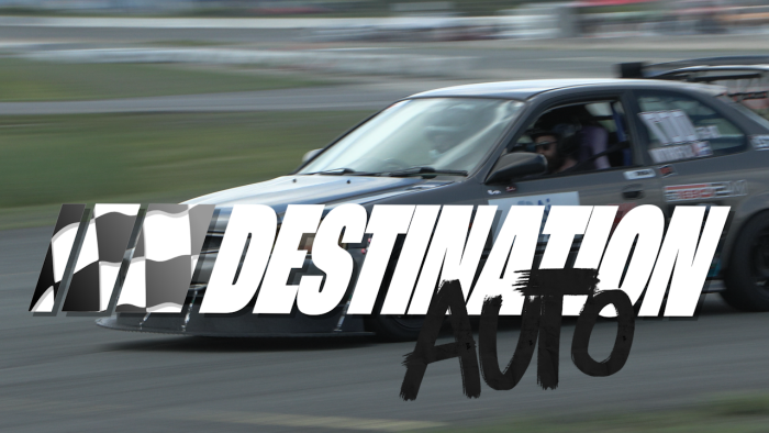 Titre Destination Auto écrit par dessus un véhicule